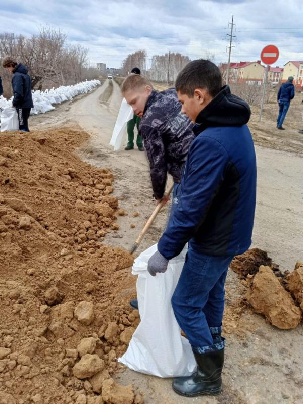 ВОСПИТАННИКИ И СОТРУДНИКИ КУРГАНСКОГО ЦЕНТРА ПОМОЩИ ДЕТЯМ ПРИСОЕДИНИЛИСЬ  К РАБОТАМ ПО УКРЕПЛЕНИЮДАМБЫ