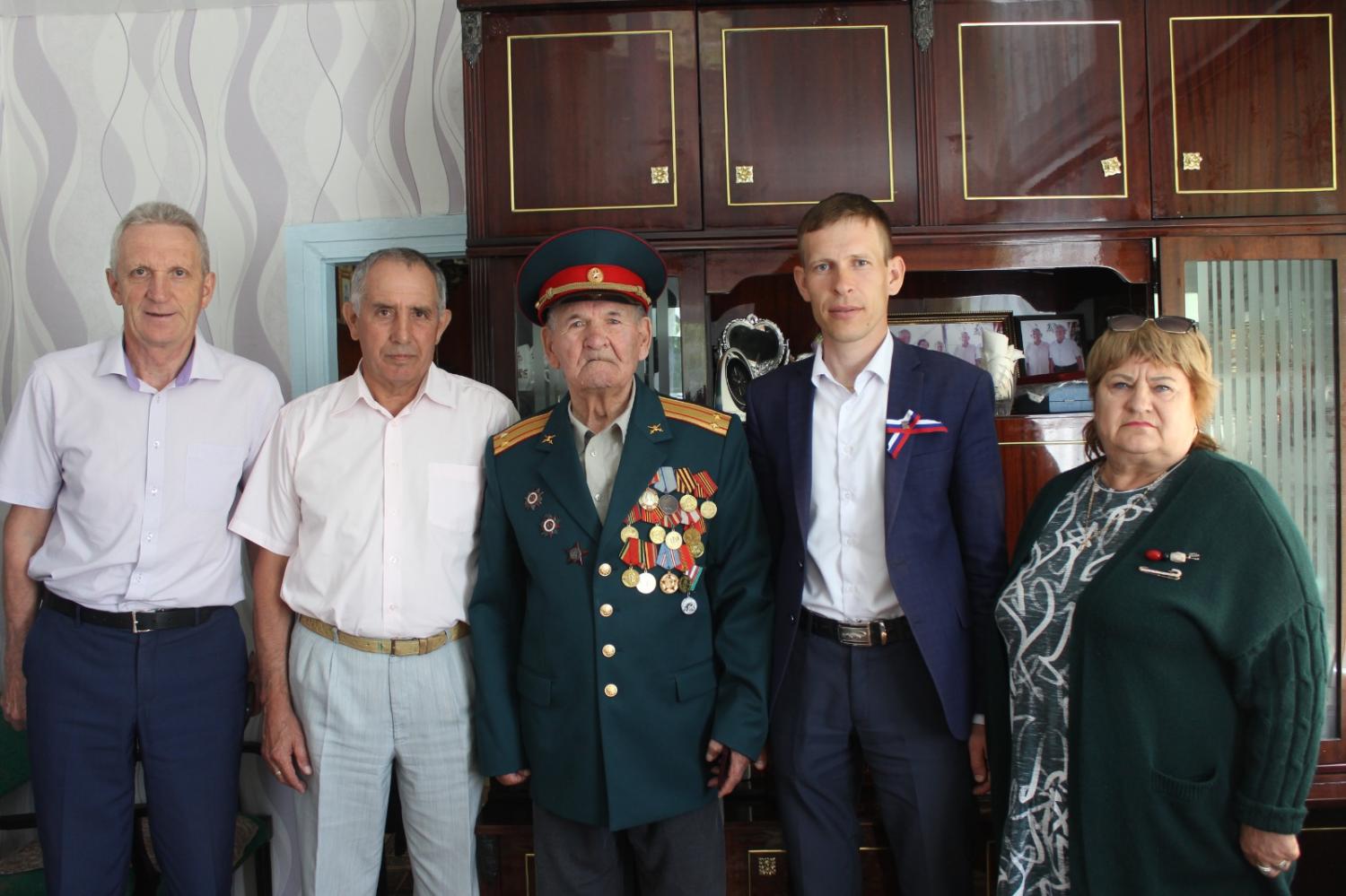 Памятную медаль в честь 80-й годовщины Прохоровского сражения Великой Отечественной войны выпустили для почти 400 участников этой битвы. Памятную медаль в честь 80-й годовщины Прохоровского сражения Великой Отечественной войны выпустили для почти 400 участников этой битвы.