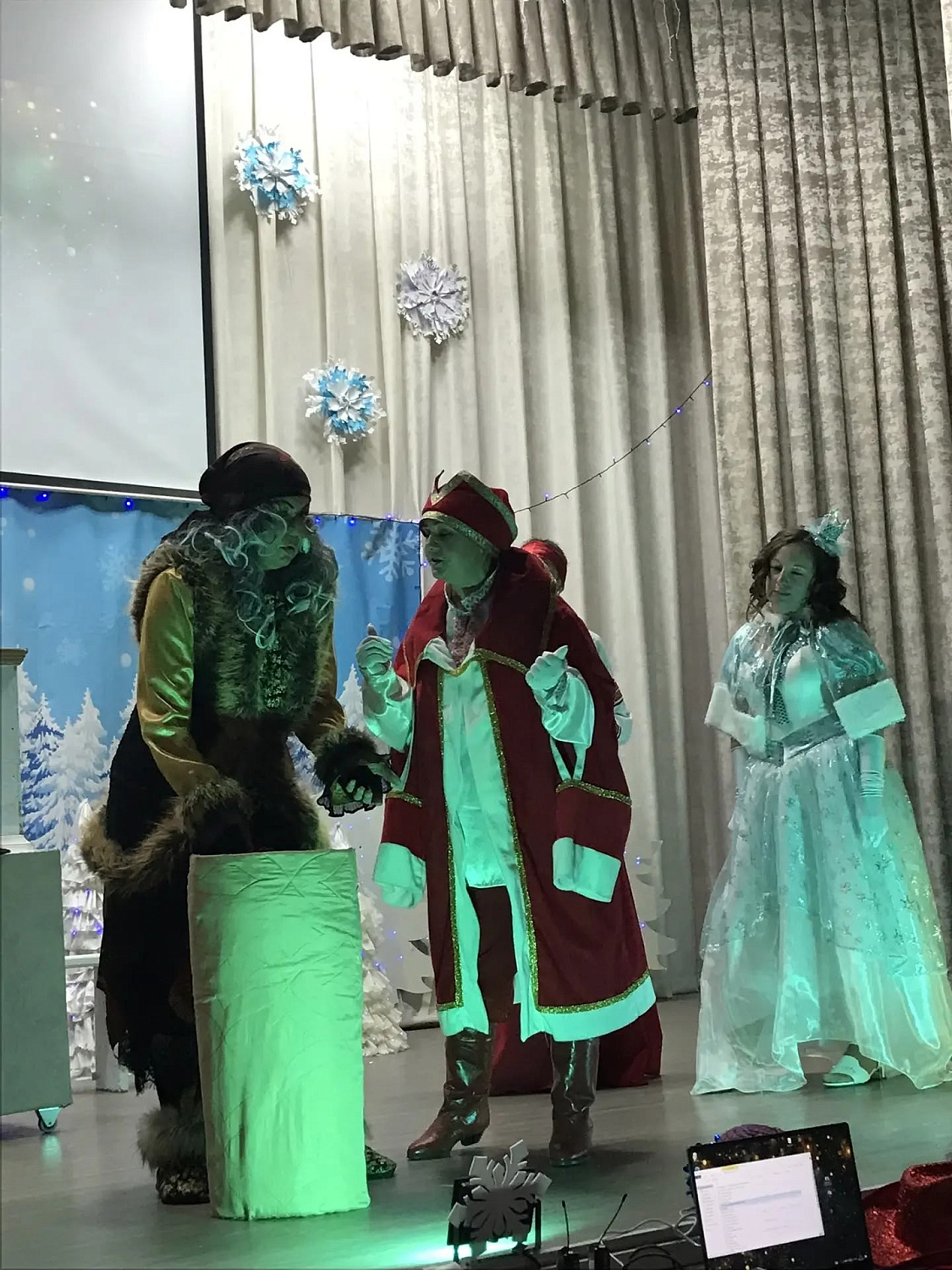 ВОСПИТАННИКИ ВВЕДЕНСКОГО ФИЛИАЛА ЦЕНТРА ПОМОЩИ ДЕТЯМ  №1 ПОДГОТОВИЛИ БЛАГОТВОРИТЕЛЬНЫЙ НОВОГОДНИЙ СПЕКТАКЛЬ