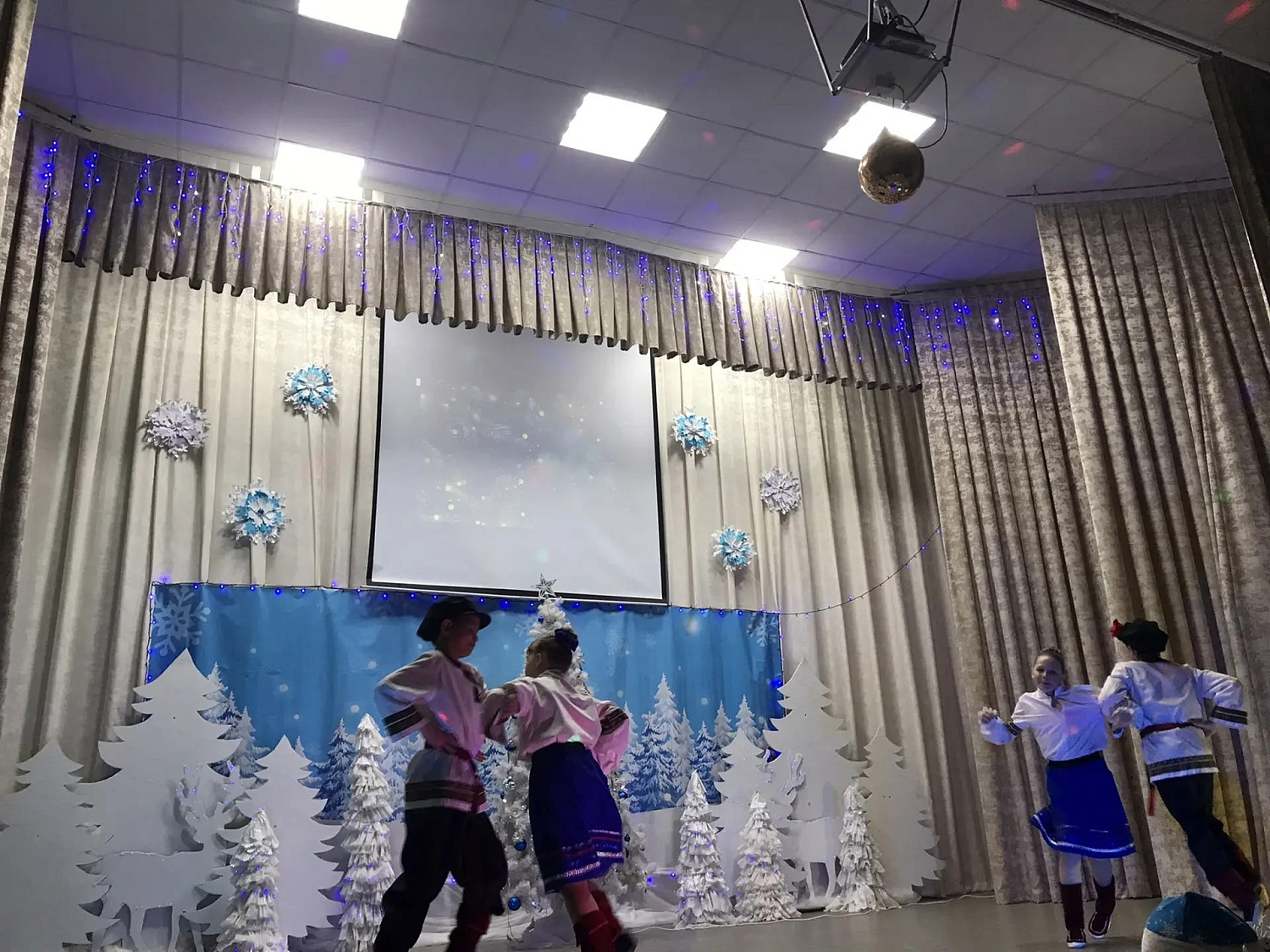 ВОСПИТАННИКИ ВВЕДЕНСКОГО ФИЛИАЛА ЦЕНТРА ПОМОЩИ ДЕТЯМ  №1 ПОДГОТОВИЛИ БЛАГОТВОРИТЕЛЬНЫЙ НОВОГОДНИЙ СПЕКТАКЛЬ